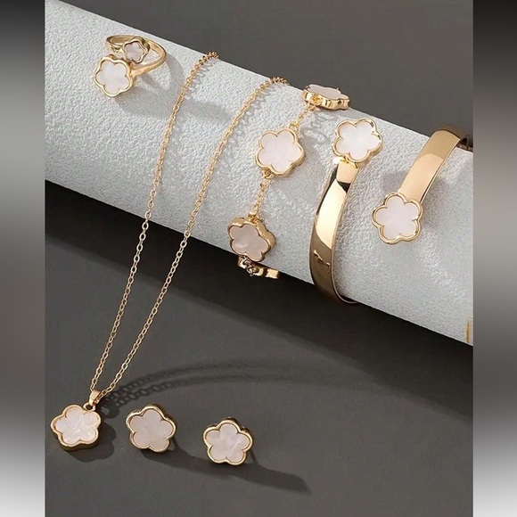 Elegant Gold and White Flower Jewelry Set - Picture 5 of 5